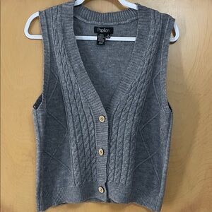 Papillon Gray Cable Knit Vest with Wooden Buttons size medium